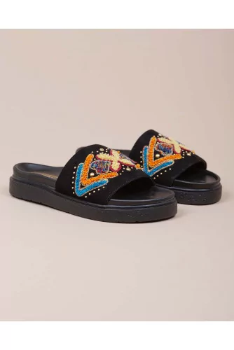 Mules en suede avec broderie et motif africain