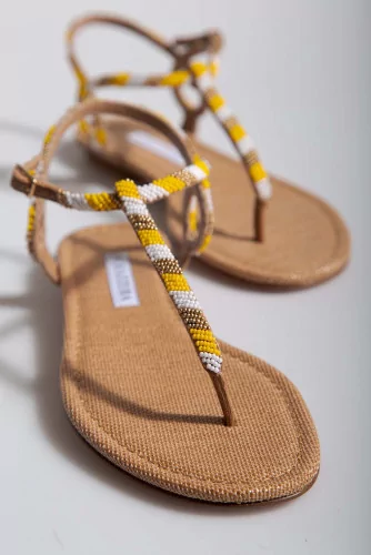 Raphia thong sandals decorated with pearls