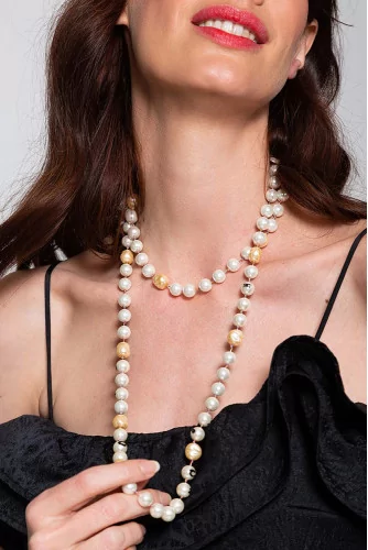 Collier longue de perles gravées ivoires