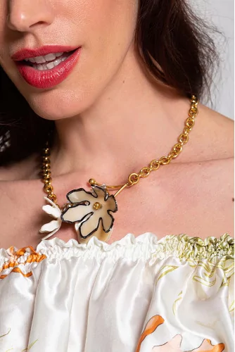 Collier fantaisie avec fleur dorée et strass