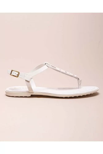 Patent calf leather toe thong sandals with link design