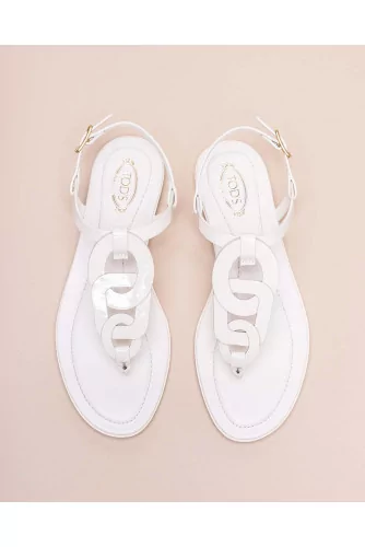 Patent calf leather toe thong sandals with link design