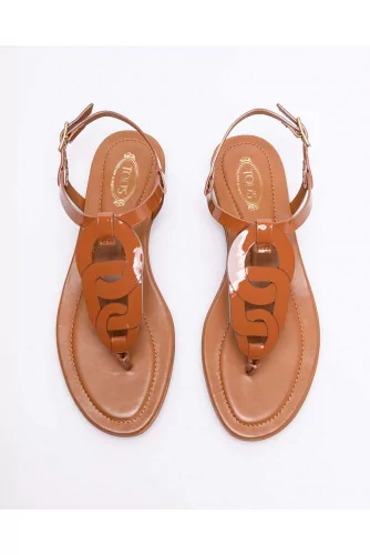 Patent calf leather toe thong sandals with link design