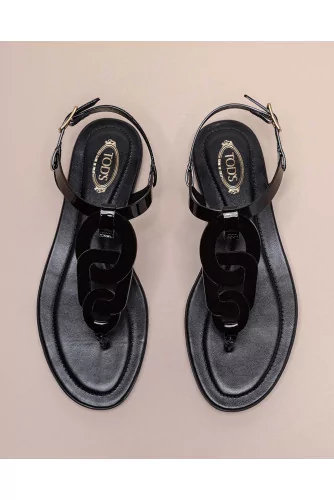 Patent calf leather toe thong sandals with link design