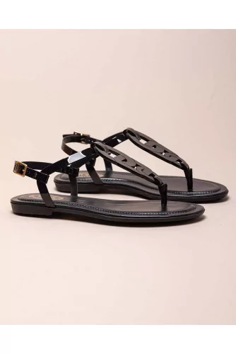 Patent calf leather toe thong sandals with link design