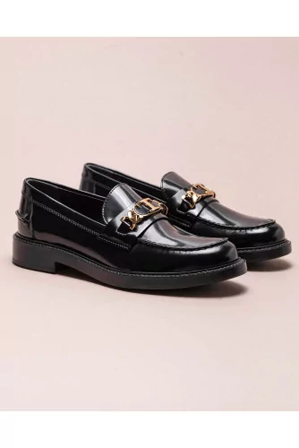 Glazed leather moccasins with tab and chain 20