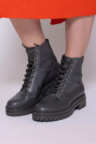 Leather low boots with rounded tip 30