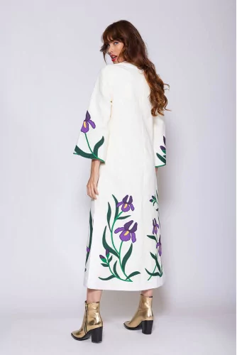 Linen caftan with embroidered applications