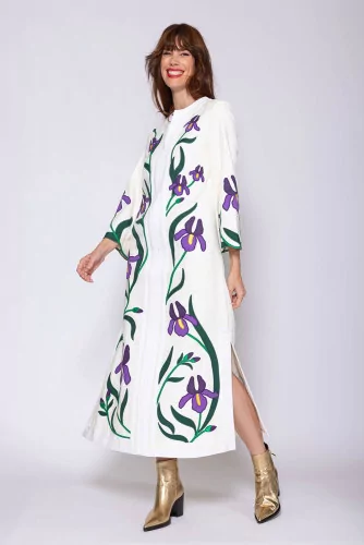 Linen caftan with embroidered applications