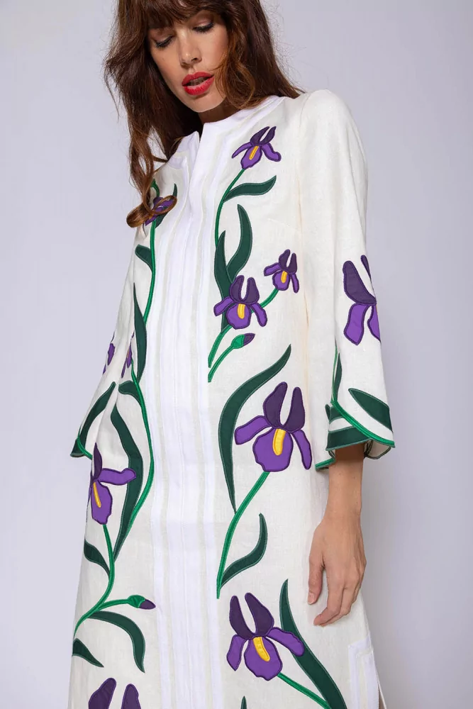 Linen caftan with embroidered applications