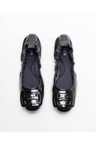 Flexible patent leather ballerinas with H buckle