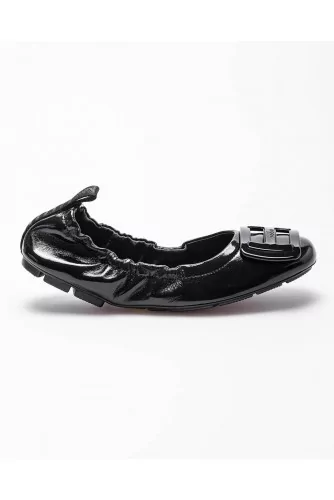 Flexible patent leather ballerinas with H buckle