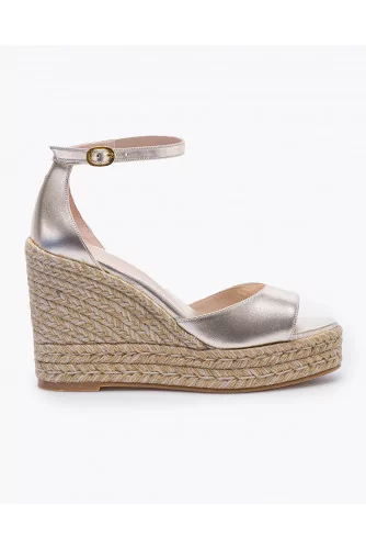 Compensated sandals in metal nappa with flanges