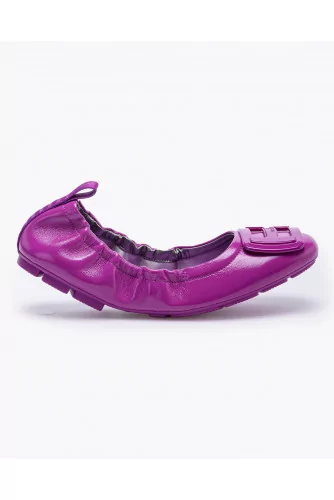 Flexible patent leather ballerinas with H buckle