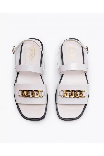 Flat leather sandals with chain