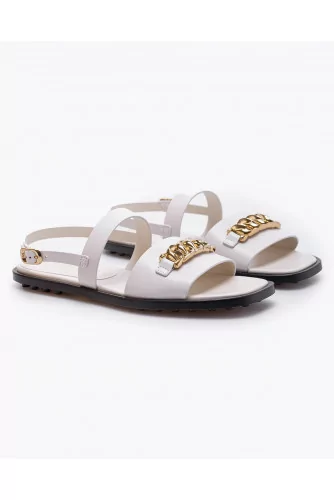 Flat leather sandals with chain