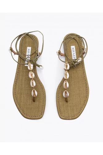 Leather and raffia toe thong sandales with shells
