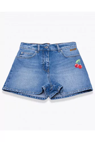 Short en jean avec cerises brodées