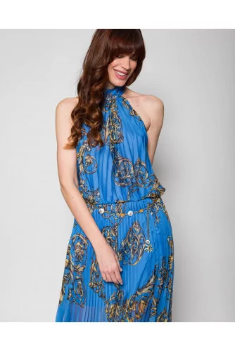 Pleated dress with bare back and garland print