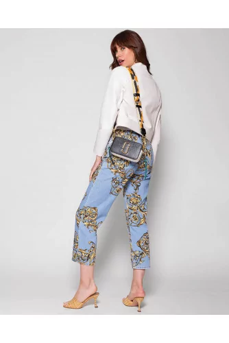 Short and straight cut jeans with Garland print