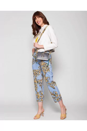 Short and straight cut jeans with Garland print