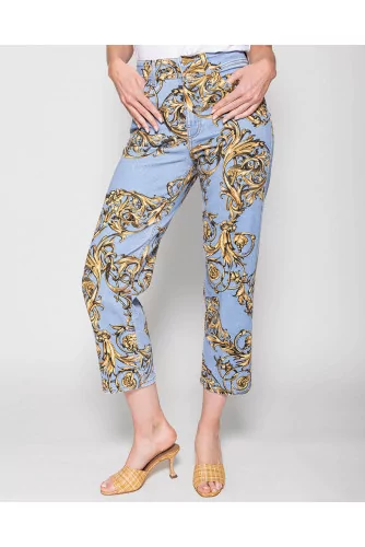 Short and straight cut jeans with Garland print