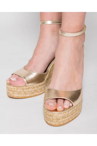 Compensated sandals in metal nappa with flanges