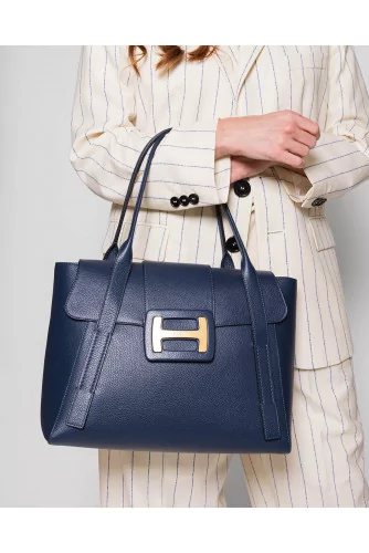 Grained leather shopping bag with magnetic H logo