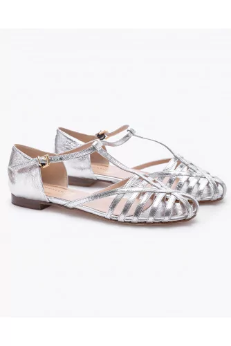 Flat metalized leather sandals with fine strips