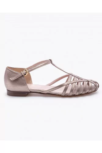 Flat metalized leather sandals with fine strips