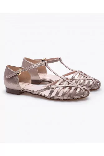 Flat metalized leather sandals with fine strips