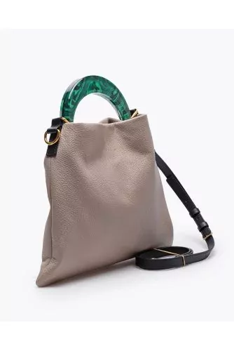 Trapeze-shaped grained leather bag with bakelite handle