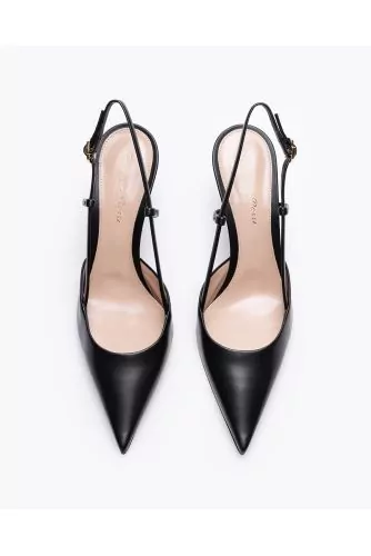 Leather cut shoes with pointed toe