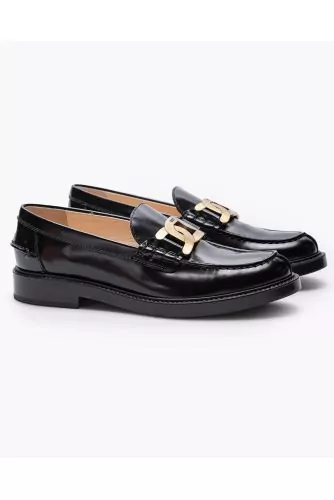 High gloss leather moccasins with link chain 15