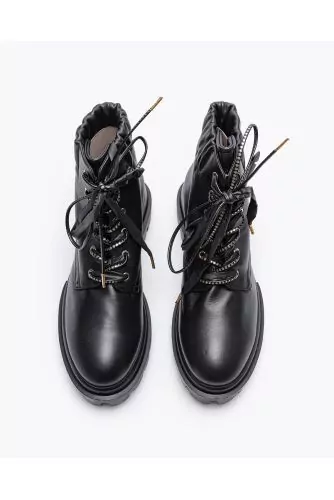 Light leather low boots with shoelaces and elastics