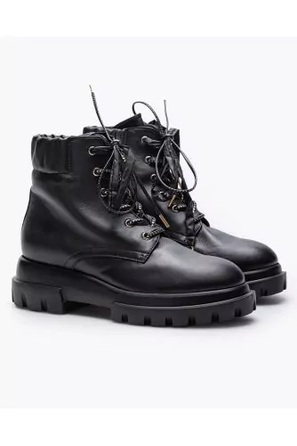 Light leather low boots with shoelaces and elastics