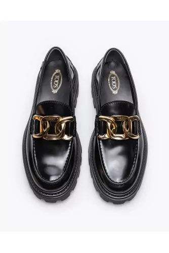High gloss leather moccasins with small heel and link chain 20