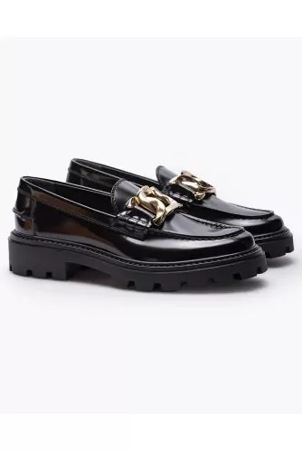 High gloss leather moccasins with small heel and link chain 20