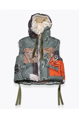 Sleeveless puffy jacket with bandana print