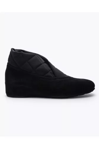 Suede poulaine shoes with quilted fabric neckline
