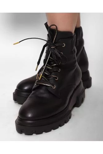 Light leather low boots with shoelaces and elastics