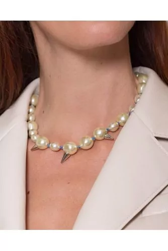 Collier de perles ras-du-cou en résine avec clous