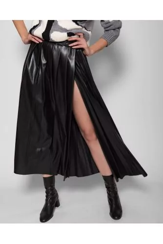 Long pleated skirt in eco leather