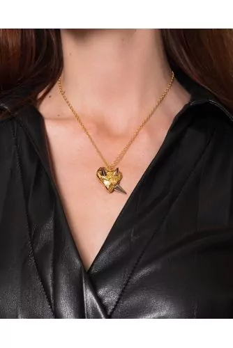 Chaine en métal avec pendentif coeur et clous