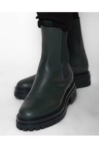 Flat leather boots with elastics