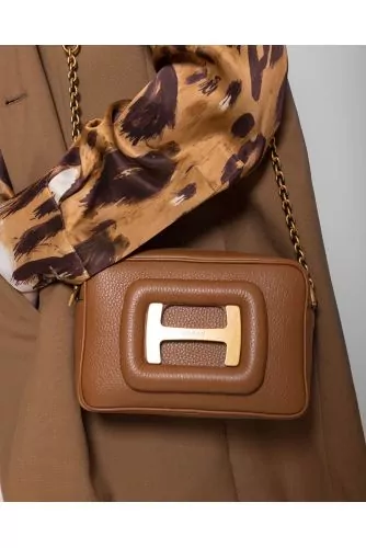 Camera Bag - Grained leather shoulder bag with H logo