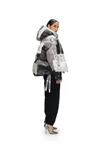 Puffy jacket fille dup with duvet and decorated with patchwork print