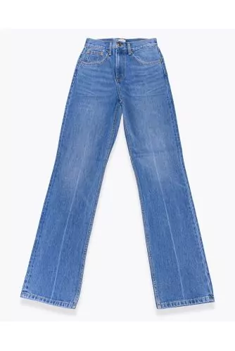 High-waisted and loose-fitting jeans