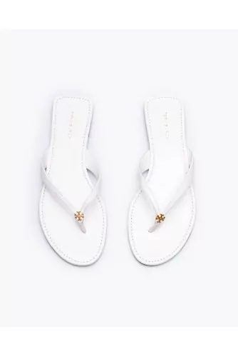 Leather flip-flops with small gold logo on the middle