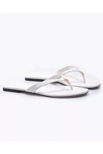 Leather flip-flops with small gold logo on the middle